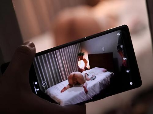 Di tengah malam, kakak ipar saya membangunkan adik ipar saya dan melakukan masturbasi