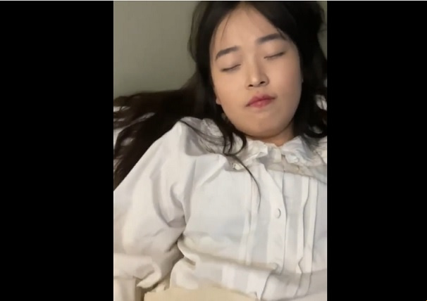 Pancing seorang gadis cantik untuk mabuk dan bawa dia ke rumah sakit