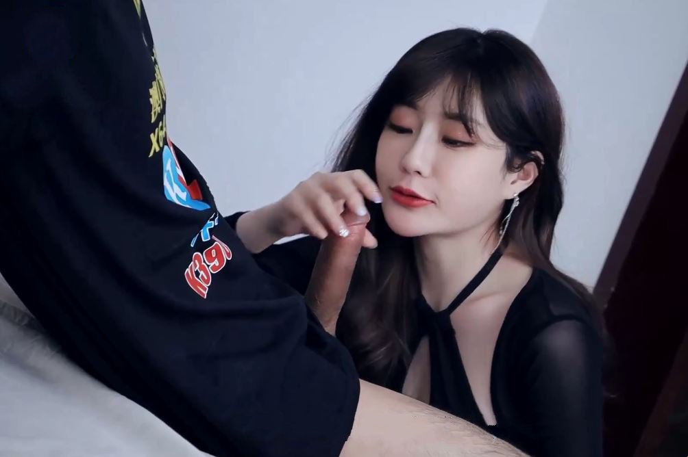 Kakak ipar yang terangsang menghisap dan menjilat vagina saudara laki-laki suaminya