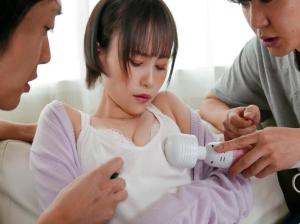 Dua adik laki-laki yang sedang pubertas memata-matai saudara tirinya yang sedang mandi