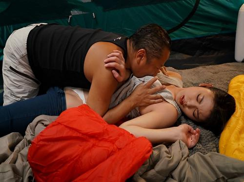 Rekaman perkemahan lingkungan yang mengejutkan tentang istri yang sedang bercinta mentah-mentah di dalam tenda Rena Kodama