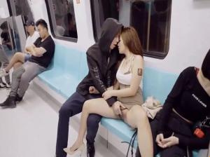 Pelacur berpakaian minim bercinta di kereta bawah tanah