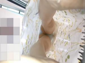 Diam-diam difilmkan di bawah rok seorang gadis cantik