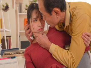 Ayah tiri meniduri ibu dan putrinya